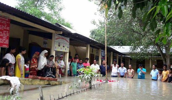 बाढ़ की भयावह स्थिति के बीच असम में स्वतंत्रता दिवस समारोह का जश्न