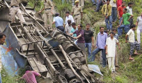 हिमाचल : खुद चल पडी बस, खाई में गिरी, 5 की मौत