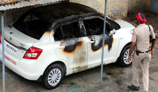सिरसा : डेरा सच्चा सौदा के अनुयायियों ने दो कारों को फूंका