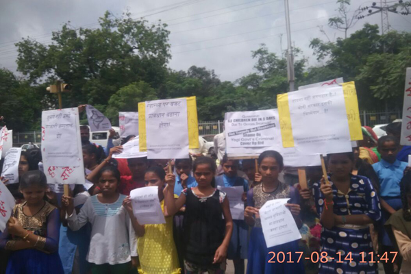 यूपी की घटना से उदयपुर में भी रोष, बच्चों ने किया प्रदर्शन यूपी की घटना से उदयपुर में भी रोष, बच्चों ने किया प्रदर्शन