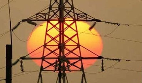 उत्तराखंड में हाईटेंशन तार बस पर गिरने से 2 की मौत उत्तराखंड में हाईटेंशन तार बस पर गिरने से 2 की मौत