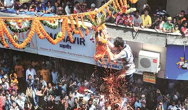दही हांडी की ऊंचाई पर सीमा लगाने से हाईकोर्ट का इनकार दही हांडी की ऊंचाई पर सीमा लगाने से हाईकोर्ट का इनकार