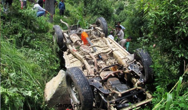 नेपाल के डोटी में वाहन खाई में गिरा, 9 की मौत