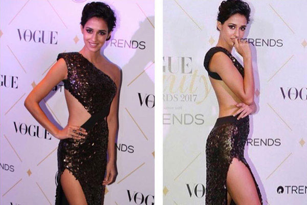 disha Patani shares his photo in backside gown