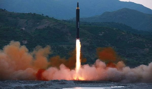 उत्तर कोरिया ने जापान के ऊपर से दागी मिसाइल