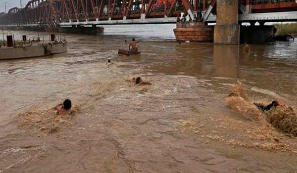 उत्तरप्रदेश के 25 जिले बाढ़ की चपेट में, 25.29 लाख लोग प्रभावित उत्तरप्रदेश के 25 जिले बाढ़ की चपेट में, 25.29 लाख लोग प्रभावित