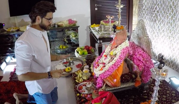 ऋतिक रोशन ने घर पर किया बप्पा का स्वागत! ऋतिक रोशन ने घर पर किया बप्पा का स्वागत!