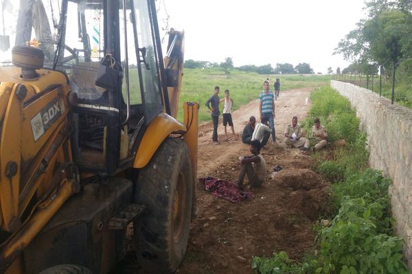 पौधरोपण के लिए गड्ढे खोद रहा था एक्सकेवेटर, चपेट में आई बालिका, मौत