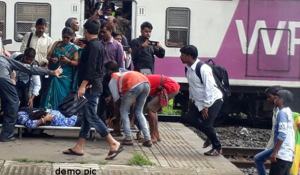मुंबई की लोकल ट्रेन के 4 डिब्बे पटरी से उतरे, 5 घायल