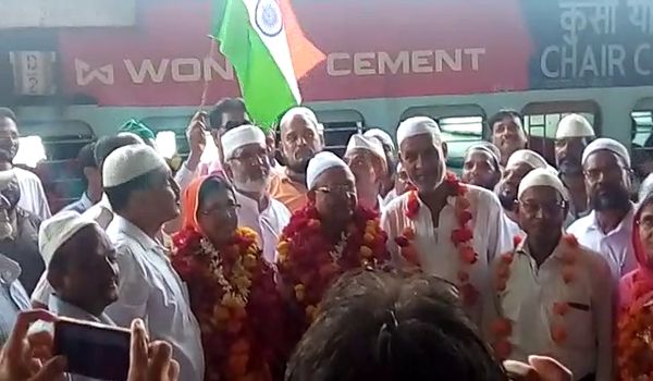 उदयपुर : तिरंगा लहरा कर हज पर रवाना हुए जायरीन उदयपुर : तिरंगा लहरा कर हज पर रवाना हुए जायरीन
