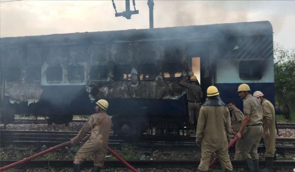 दिल्ली में ट्रेन की दो बोगियों, बसों को लगाई आग : पुलिस