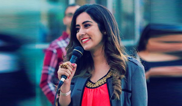 गर्मजोशीसे भरपूर हैं जोनिता गांधी का नया गाना ‘चंद्रलेखा’ गर्मजोशीसे भरपूर हैं जोनिता गांधी का नया गाना ‘चंद्रलेखा’