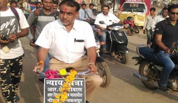 जबलपुर में निलंबित जज का हाईकोर्ट इमारत के सामने मौनव्रत जबलपुर में निलंबित जज का हाईकोर्ट इमारत के सामने मौनव्रत