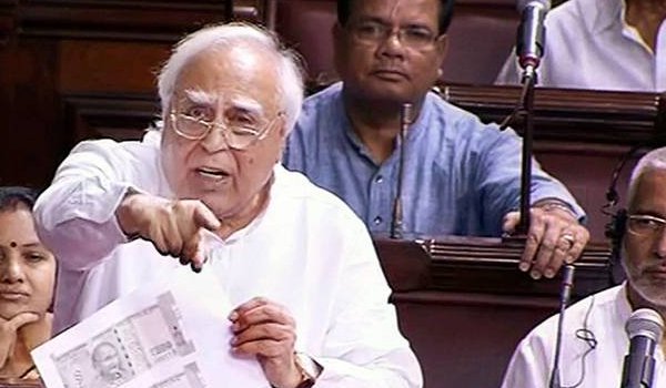 छोटे-बड़े आकार के कारण नोटों की विश्वसनीयता खतरे में : कांग्रेस छोटे-बड़े आकार के कारण नोटों की विश्वसनीयता खतरे में : कांग्रेस