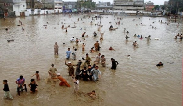 कराची में भारी बारिश से 12 की मौत कराची में भारी बारिश से 12 की मौत
