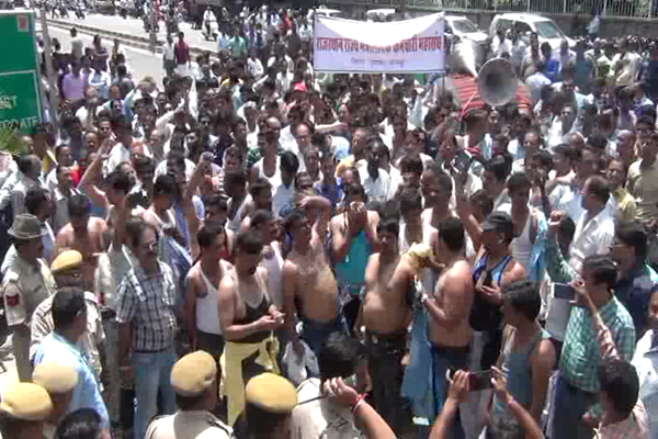 उदयपुर: कर्मचारियों ने किया अर्द्धनग्न प्रदर्शन 