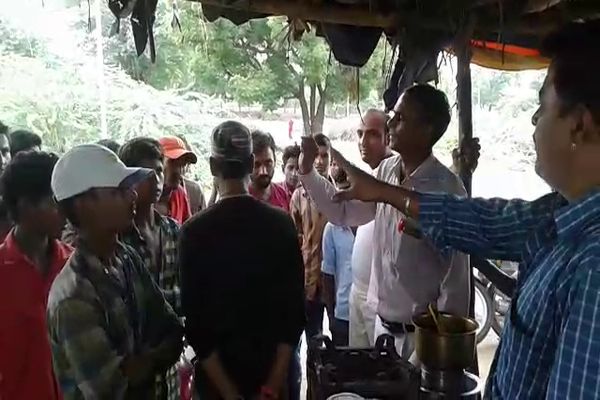 शिक्षक ने लगाई पोषाहार में सेंध, ग्रामीणों ने गेहूं अन्यत्र ले जाते पकड़ा शिक्षक ने लगाई पोषाहार में सेंध, ग्रामीणों ने गेहूं अन्यत्र ले जाते पकड़ा