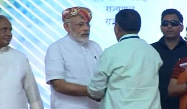 उदयपुर में मोदी का राजस्थानी अंदाज में स्वागत, पहनाई मेवाडी पगडी उदयपुर में मोदी का राजस्थानी अंदाज में स्वागत, पहनाई मेवाडी पगडी