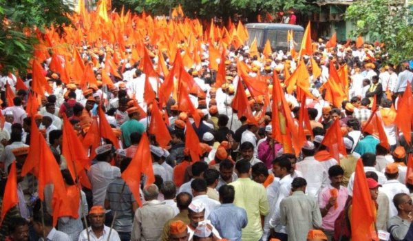 मुंबई में मराठा मूक मोर्चा में लाखों शामिल मुंबई में मराठा मूक मोर्चा में लाखों शामिल