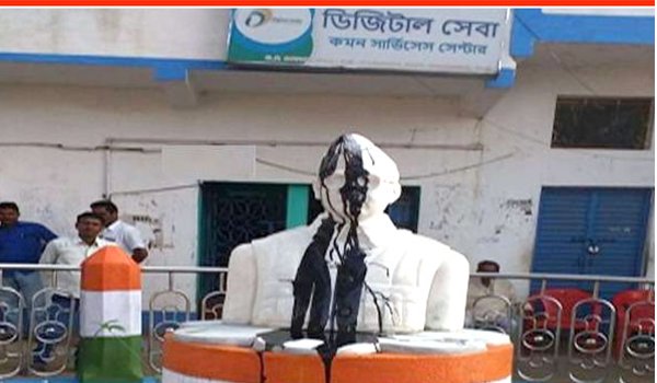 बीरभूम में नेताजी सुभाषचंद्र बोस की प्रतिमा पर स्याही पोती बीरभूम में नेताजी सुभाषचंद्र बोस की प्रतिमा पर स्याही पोती