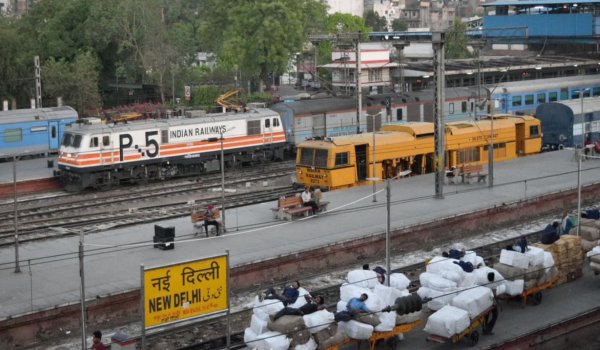 नई दिल्ली स्टेशन पर बम की सूचना के बाद तलाशी