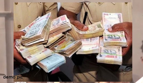 यूपी के पूर्व मंत्री की कार से 30 लाख रुपए के पुराने नोट बरामद