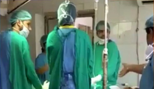 देखें वीडियो : जोधपुर में ऑपरेशन के दौरान भिड़े चिकित्सक, जांच के आदेश