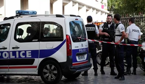 पेरिस में कार ने सैनिकों को टक्कर मारी, 6 घायल