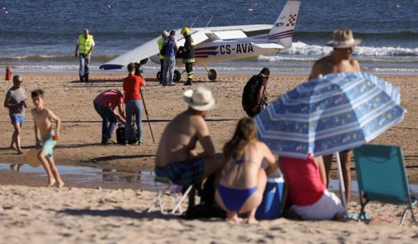 पुर्तगाल में समुद्री बीच पर विमान की आपात लैंडिंग, 2 की मौत