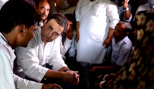 राहुल गांधी गोरखपुर में, मृतक बच्चों के परिजनों से मुलाकात राहुल गांधी गोरखपुर में, मृतक बच्चों के परिजनों से मुलाकात