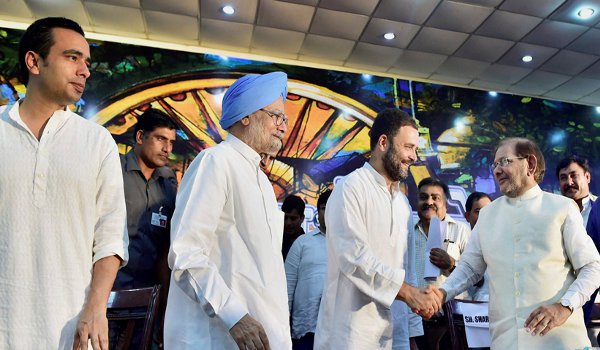 BJP, RSS कर रहे संविधान बदलने की कोशिश : राहुल गांधी BJP, RSS कर रहे संविधान बदलने की कोशिश : राहुल गांधी