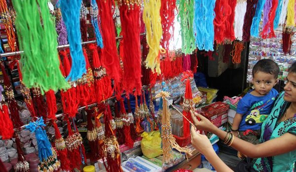 त्योहार पर चढा देशप्रेम का रंग, बाजार से चीनी राखियां नदारद