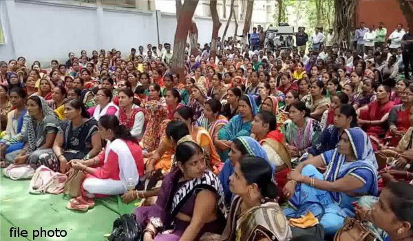 यूपी में अपनी मांगों पर अड़े शिक्षा मित्रों ने फिर शुरू किया आंदोलन यूपी में अपनी मांगों पर अड़े शिक्षा मित्रों ने फिर शुरू किया आंदोलन