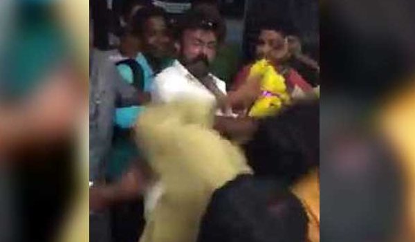 VIDEO : अभिनेता नंदमुरी बालकृष्ण ने फिर जड़ा प्रशंसक को थप्पड़ VIDEO : अभिनेता नंदमुरी बालकृष्ण ने फिर जड़ा प्रशंसक को थप्पड़