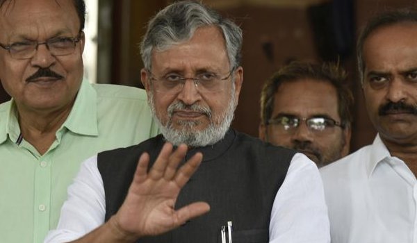 बिहार में डिप्टी सीएम सुशील मोदी के काफिले पर पथराव, बाल-बाल बचे बिहार में डिप्टी सीएम सुशील मोदी के काफिले पर पथराव, बाल-बाल बचे