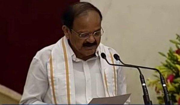 वेंकैया नायडू ने उपराष्ट्रपति पद की शपथ ली वेंकैया नायडू ने उपराष्ट्रपति पद की शपथ ली