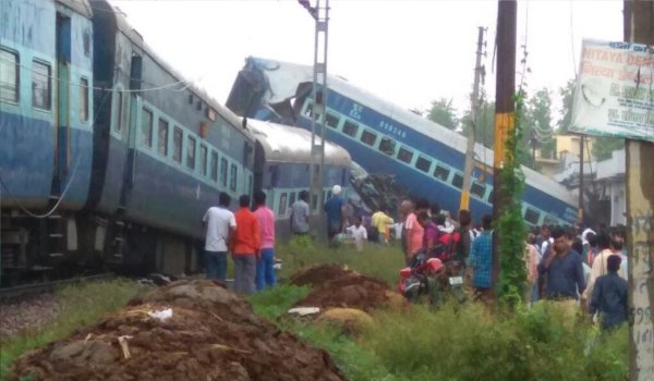 उप्र रेल हादसे में 20 की मौत, 92 घायल : रेलवे