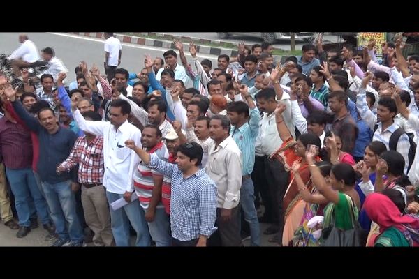 उदयपुर कलक्ट्रेट पर शिक्षकों ने किया प्रदर्शन उदयपुर कलक्ट्रेट पर शिक्षकों ने किया प्रदर्शन