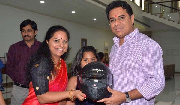 सांसद कविता ने राखी पर मंत्री भाई को हेलमेट भेंट किया सांसद कविता ने राखी पर मंत्री भाई को हेलमेट भेंट किया