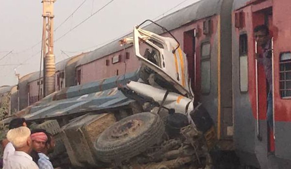 उत्तरप्रदेश में बेपटरी हुई कैफियत एक्सप्रेस, 78 घायल उत्तरप्रदेश में बेपटरी हुई कैफियत एक्सप्रेस, 78 घायल