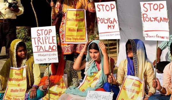 सुप्रीमकोर्ट ने Triple Talaq पर लगाई रोक, पढें जजों ने क्या कहा