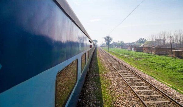 हरियाणा में चलती ट्रेन से दो व्यक्तियों को फेंका, एक की मौत