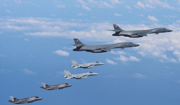 अमरीका ने बमबर्षक, लड़ाकू विमान दक्षिण कोरिया भेजे