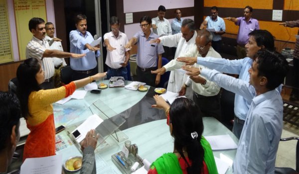 अजमेर जिला परिषद कार्यालय में नए भारत का निर्माण करने का संकल्प करातीं जिला प्रमुख वंदना नोगिया।