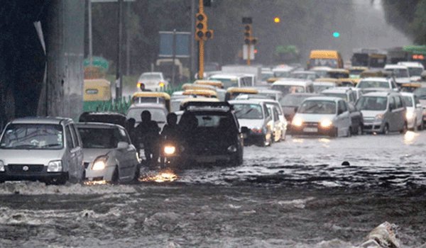 दिल्ली में तेज बारिश से जलभराव, यातायात जाम