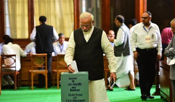 70 साल बाद देश के 4 शीर्ष पदों पर संघ समर्थित काबिज 70 साल बाद देश के 4 शीर्ष पदों पर संघ समर्थित काबिज
