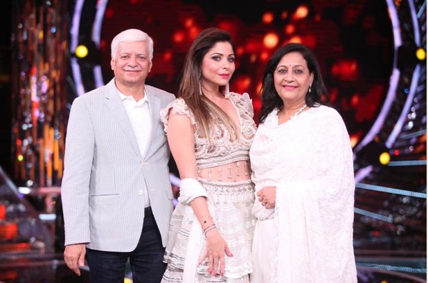 ’ओम् शांति ओम्’ के सेट पर कनिका कपूर के लिए आचर्यजनक पल ’ओम् शांति ओम्’ के सेट पर कनिका कपूर के लिए आचर्यजनक पल