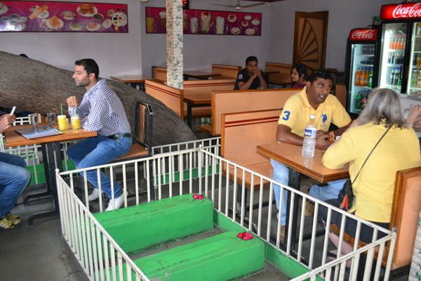 A restaurant where people sit in the middle of the grave and enjoy tea