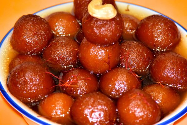 घर में बनाए ब्रेड के गुलाब जामुन घर में बनाए ब्रेड के गुलाब जामुन