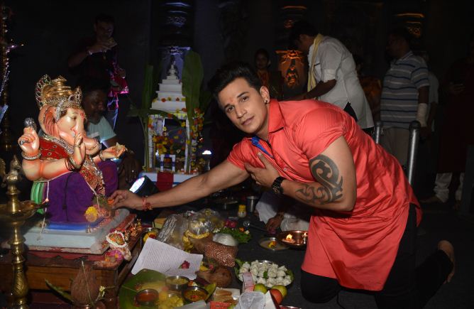 टीवी के सितारे पहुंचे ‘बोरीवली चा राजा‘ के दरबार में टीवी के सितारे पहुंचे ‘बोरीवली चा राजा‘ के दरबार में